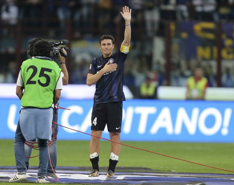 Un momento della festa organizzata a fine partita per Javier Zanetti. Ap